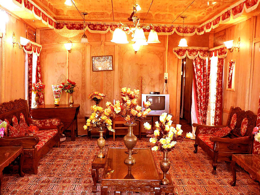 Kashmir Special (4 nights / 5 days) - Stay in premium houseboat, 3 Star hotel, Sightseeing & More!