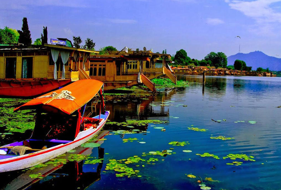 Kashmir Special (4 nights / 5 days) - Stay in premium houseboat, 3 Star hotel, Sightseeing & More!