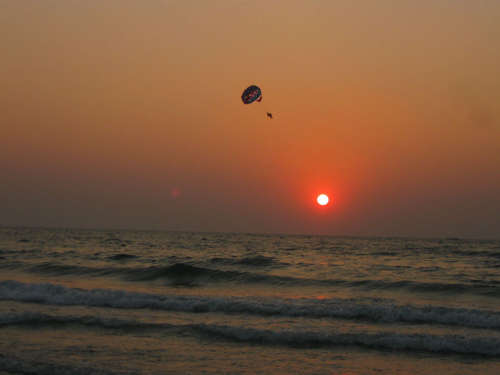 Colva Beach (Goa) : Stay in AC Deluxe Room, Para-sailing, Jet Ski Ride, Ringo Bumper Ride, Welcome drink, Breakfast & MORE!