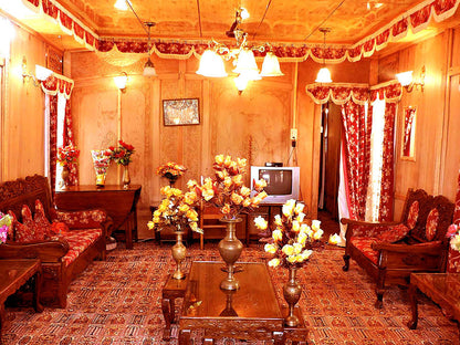 Kashmir Special (4 nights / 5 days) - Stay in premium houseboat, 3 Star hotel, Sightseeing & More!