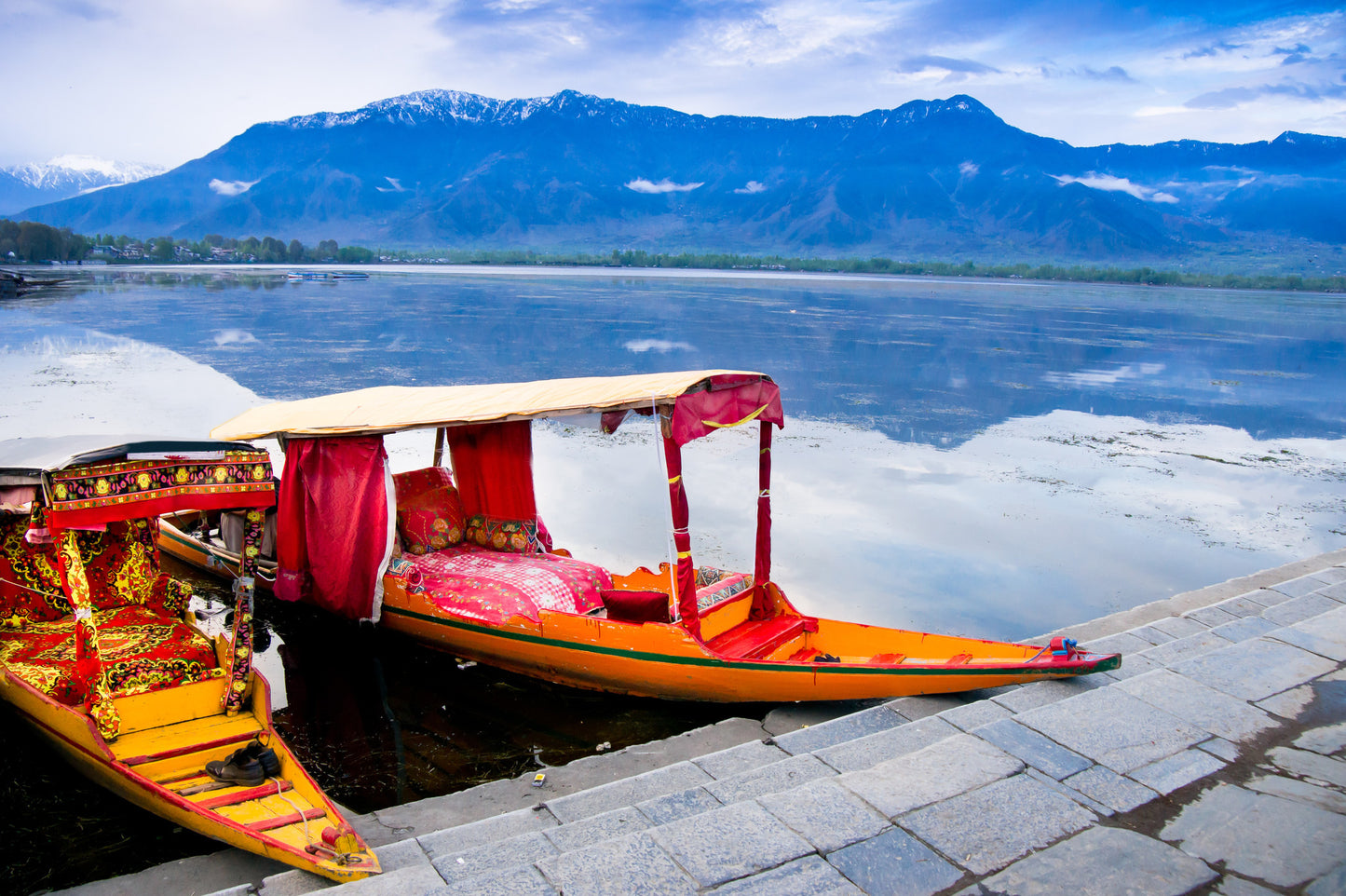 Kashmir Houseboat (2 nights / 3 days) - Stay in premium houseboat & Srinagar sightseeing.