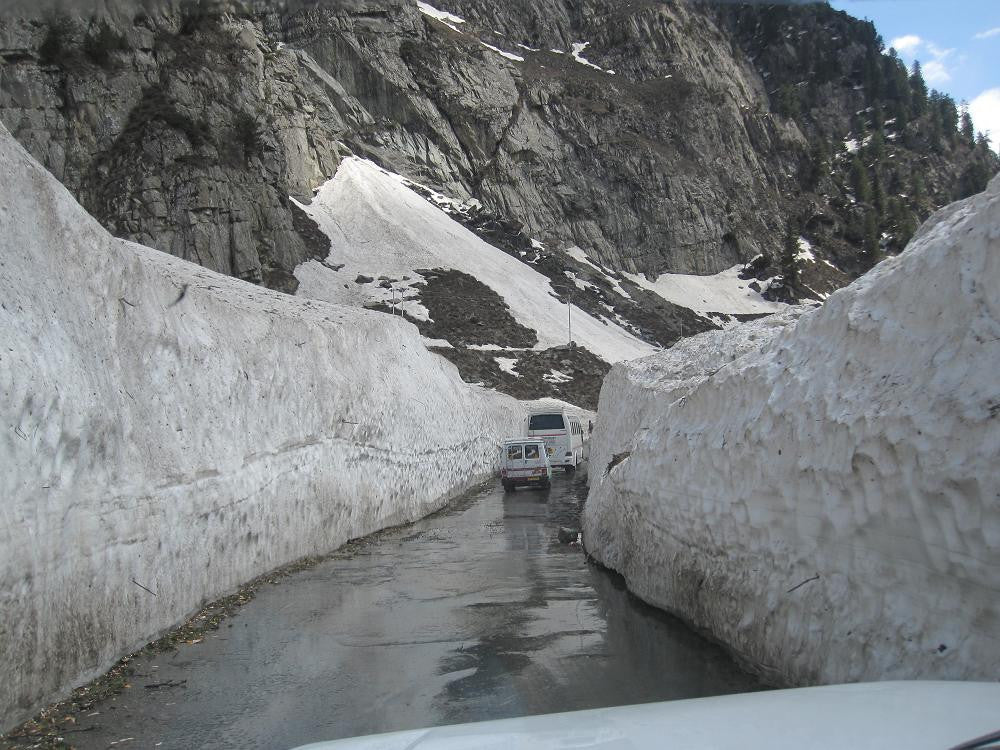 Kashmir Special (4 nights / 5 days) - Stay in premium houseboat, 3 Star hotel, Sightseeing & More!