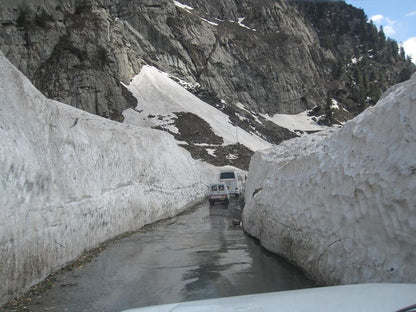 Kashmir Special (4 nights / 5 days) - Stay in premium houseboat, 3 Star hotel, Sightseeing & More!