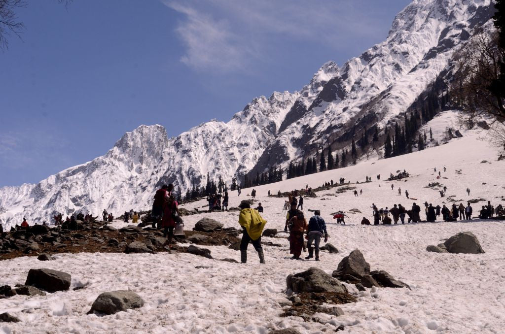 Kashmir Special (5 nights / 6 days) - Stay in premium houseboat, 3 Star hotel, Sightseeing & More!
