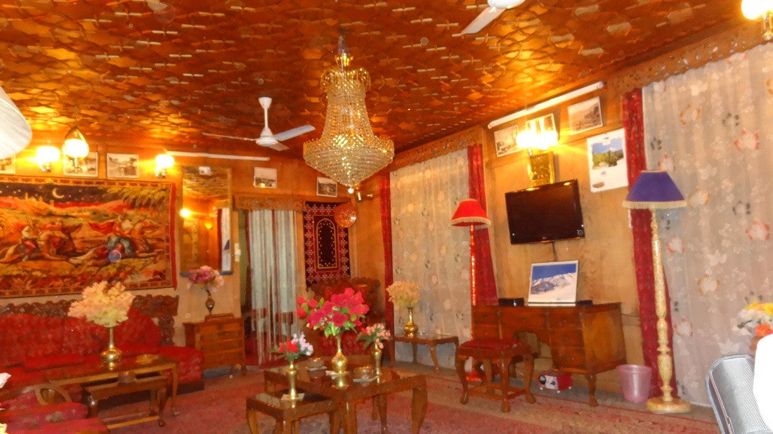 Kashmir Special (5 nights / 6 days) - Stay in premium houseboat, 3 Star hotel, Sightseeing & More!