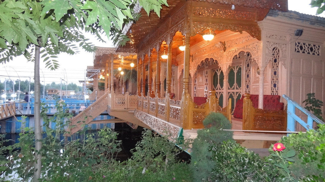 Kashmir Houseboat (2 nights / 3 days) - Stay in premium houseboat & Srinagar sightseeing.